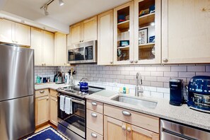 冷蔵庫、電子レンジ、オーブン、コンロ