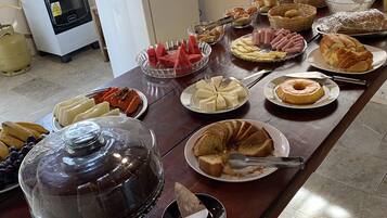 Full breakfast on weekends (BRL 25.00 per person)
