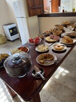 逢周末供应全套早餐（每人 BRL 25.00）