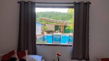 Familie suite, uitzicht op zwembad | Hypoallergeen beddengoed, een bureau, een laptopwerkplek, gratis wifi