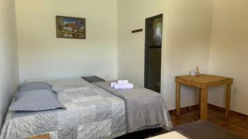 Perhesviitti, näköala uima-altaalle | Allergiatestatut vuodevaatteet, työpöytä