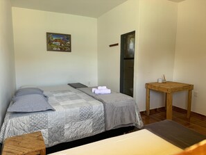 Suíte família, vista para a piscina | Roupas de cama antialérgicas, escrivaninha