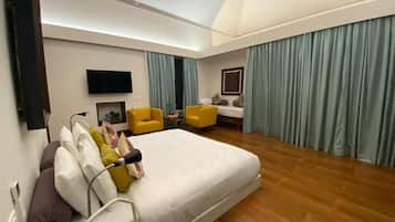 2 bedrooms, hypo-allergenic bedding, minibar, in-room safe