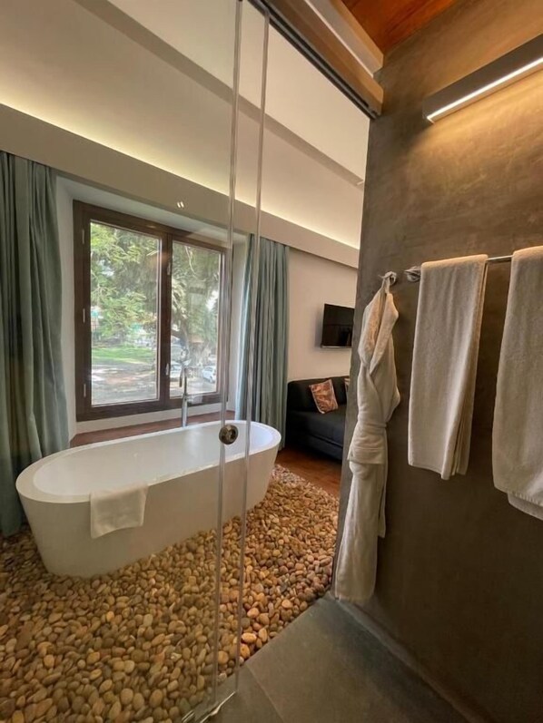 Familienvilla, 2 Schlafzimmer, Verbindungszimmer, Poolblick | Badezimmer | Kostenlose Toilettenartikel, Haartrockner, Bademäntel, Hausschuhe