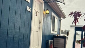 A blue building with a white door and a sign that reads "SHALOM". - Sandy Point Shalom - Ocean access and sunrise view - 20 mins to Bellingham (Ferndale)