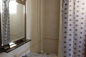 Dusche, Handtücher, Toilettenpapier