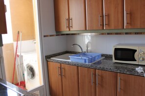 Refrigerador, horno, cafetera y tetera y utensilios de cocina 