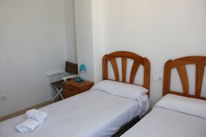 2 habitaciones, tabla de planchar con plancha y ropa de cama 