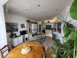 Smart-TV, bøker, musikkbibliotek og stereoanlegg