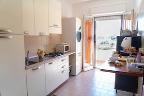 Réfrigérateur, micro-ondes, plaque de cuisson, cafetiÚre/bouilloire