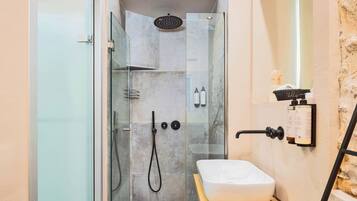 Regadera, secadora de cabello, toallas