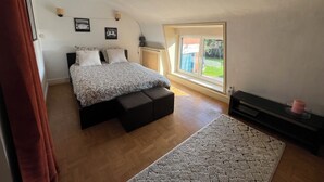 Una camera da letto con un letto, una finestra, un tappeto e una scrivania.