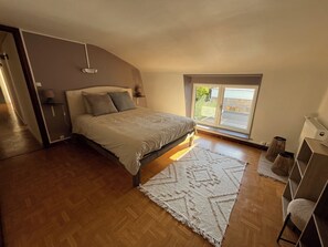 2 soverom, skrivebord, strykejern/-brett og reiseseng for barn