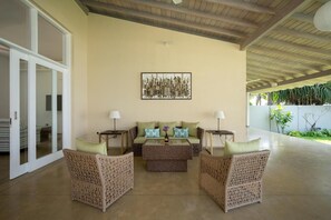 Deluxe Villa, 5 Bedrooms, Private Pool, Sea View | 5 bedrooms, desk - Nil Ralla (Unawatuna)
