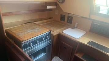 Cafetera y tetera, horno, parrilla de estufa y utensilios de cocina