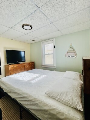 4 chambres, bureau, fer et planche à repasser, lit de bébé portatif