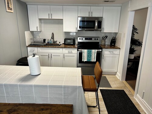 Bright and spacious condo, a short walk to the beach, boardwalk and amusements. 