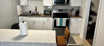 Bright and spacious condo, a short walk to the beach, boardwalk and amusements. 