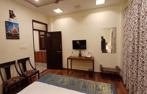 1 bedroom, iron/ironing board, WiFi, bed sheets - Shivalayaa - Deluxe Double Room No. 2 (TAJ NAGARI PHASE-I, NEAR SHILPGRAM)