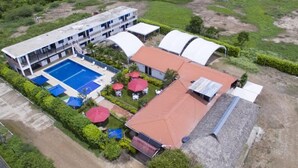 An aerial view of a hotel with a swimming pool, outdoor seating, and a covered area. - Santo Domingo Centro Vacacional (Jerusalén)