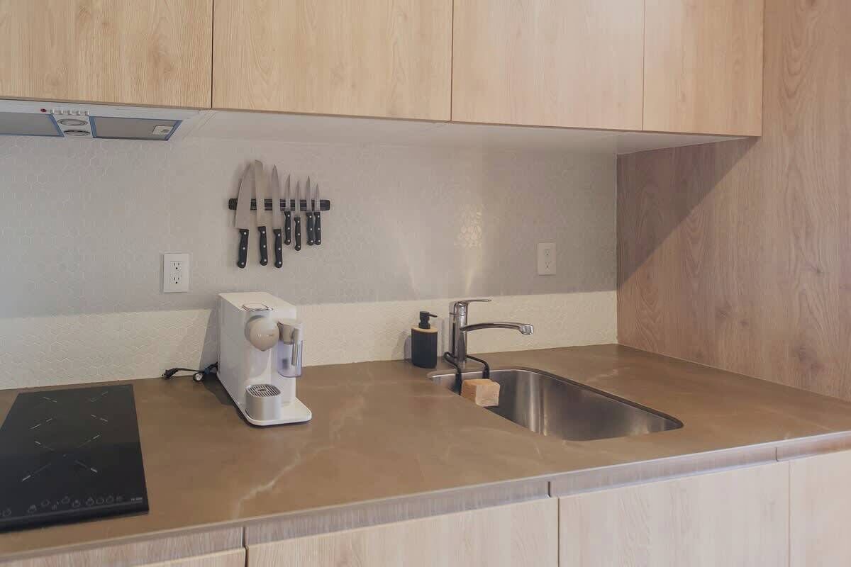 Coffee/tea maker, fridge, microwave, stovetop