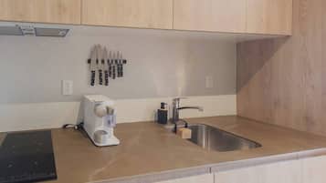 Macchina per tè/caffè, frigorifero, microonde, piano cottura