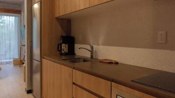 Coffee/tea maker, fridge, microwave, stovetop