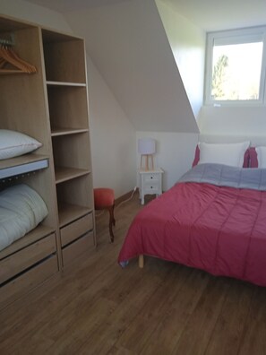 2 bedrooms, iron/ironing board, bed sheets