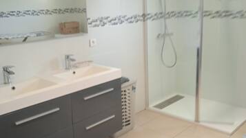 Dusche, Haartrockner, Handtücher, Toilettenpapier