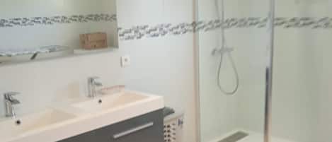 Douche, séchoir à cheveux, serviettes fournies, papier de toilette