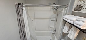 Combined shower/bathtub, hydromassage showerhead, designer toiletries - The Canna House by High Society Rentals (Clovis)