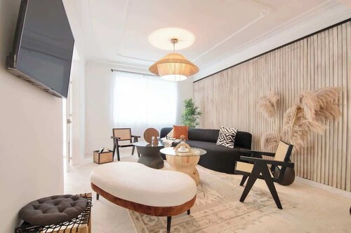 TIBET! Stunning 2-Story Roma Home, Private Patio