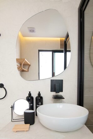 Unclassified image, 4 of 40, button