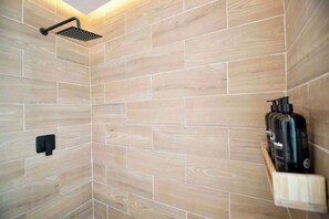 Douche, sèche-cheveux, shampoing