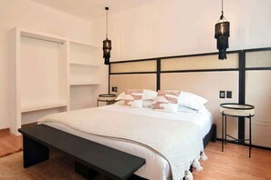 4 bedrooms, iron/ironing board, travel cot, WiFi - TIBET! Stunning 2-Story Roma Home, Private Patio (Ciudad de México)