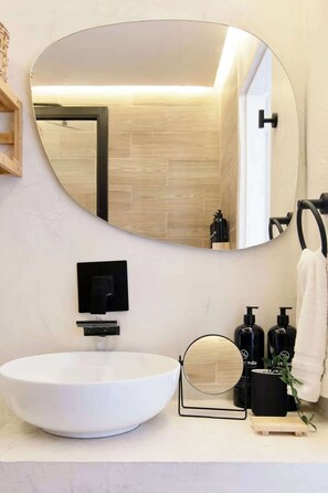 Unclassified image, 5 of 40, button