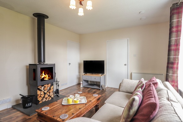 Cottage | Living area | Fireplace