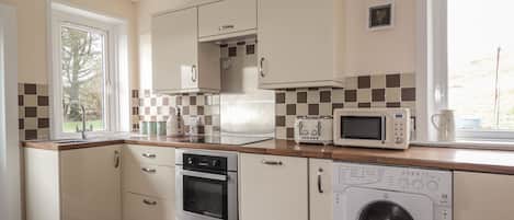 Cottage | Private kitchen | Dishwasher, electric kettle, toaster, cookware/dishes/utensils