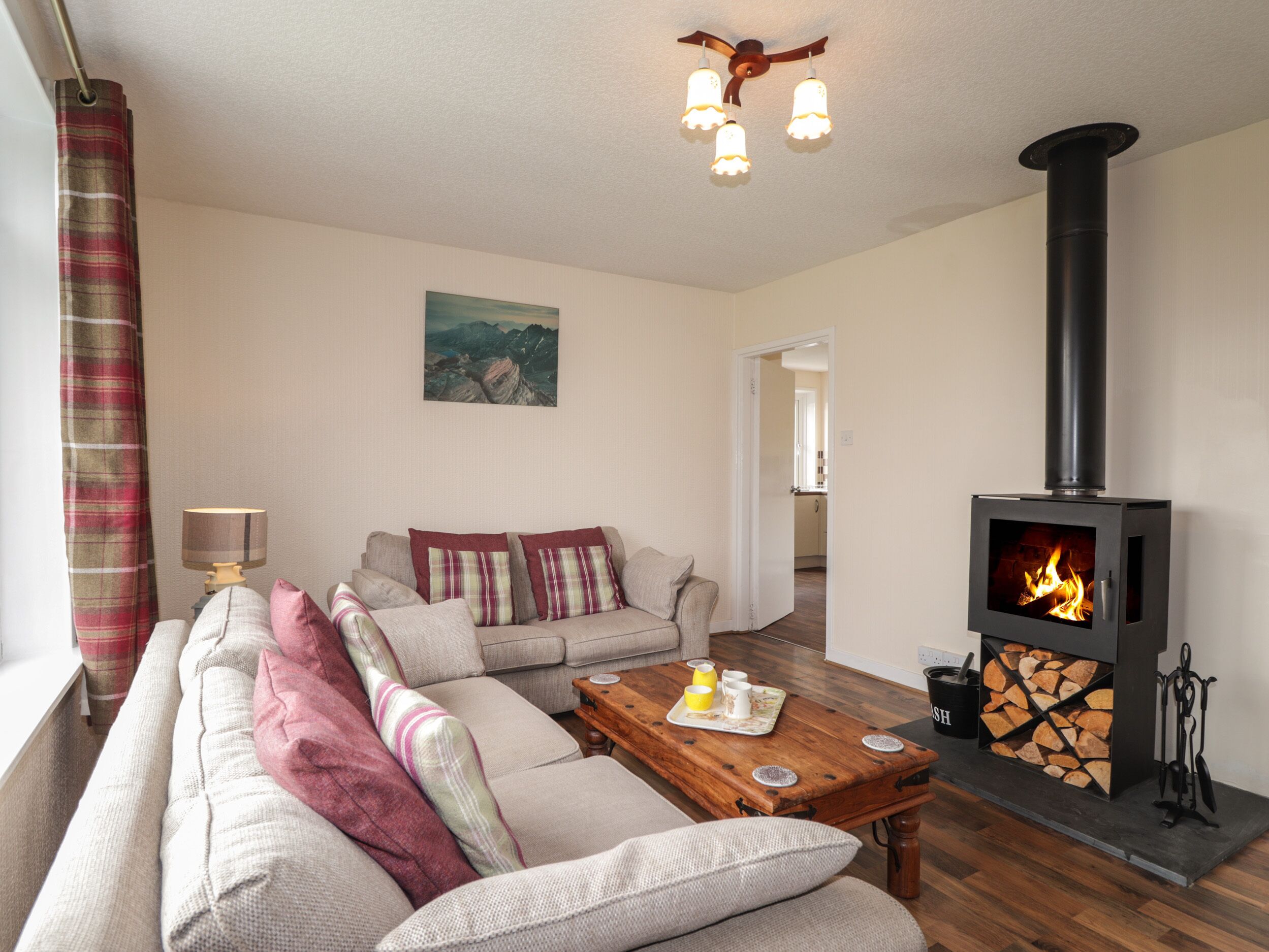 Ein gemütliches Wohnzimmer mit Sofa, Couchtisch und Kamin.