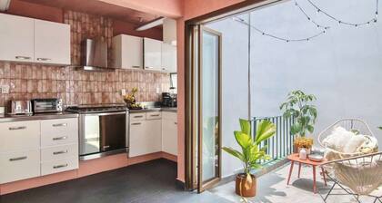 Duplex, 2 joint houses. 10Br, 7.5 bath, 22 guest