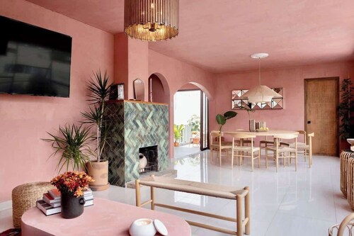 Duplex, 2 joint houses. 10Br, 7.5 bath, 22 guest