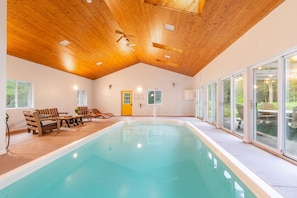 Una piscina techada, una piscina climatizada