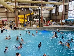 Una piscina techada, una piscina climatizada