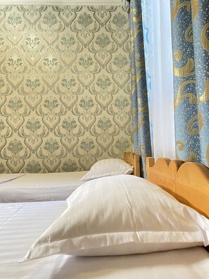 Dobbelt- eller tomannsrom – deluxe, byutsikt | Skrivebord, skrivebord for bærbar PC og lydisolert