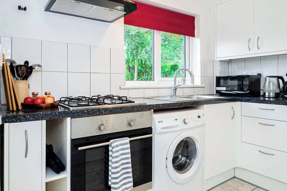 Jääkaappi, mikroaaltouuni, uuni, liesi