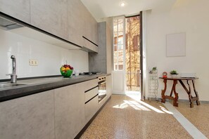 Kühlschrank, Mikrowelle, Ofen, Herdplatte