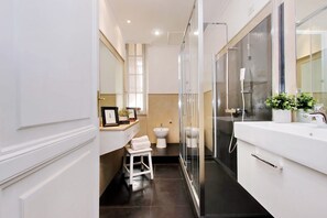 Dusche, Haartrockner, Bidet, Handtücher