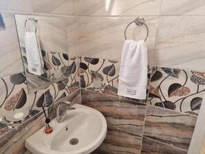 Dusche, Haartrockner, Handtücher, Seife