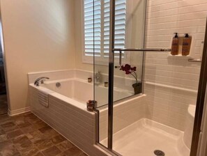 Een douche, een haardroger, handdoeken, zeep