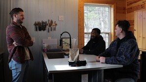 Full-sized fridge, microwave, oven, stovetop - The Maple Retreat at Park Mammoth (Park City)